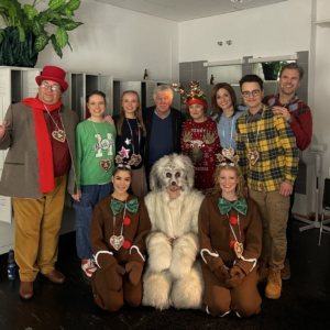 Weihnachtsbäckerei Premiere in Bremen Cast Bild mit Rolf Zukowski