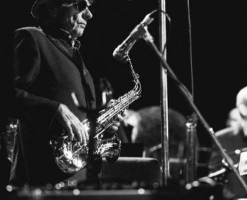 Van Morrison mit Saxophon.